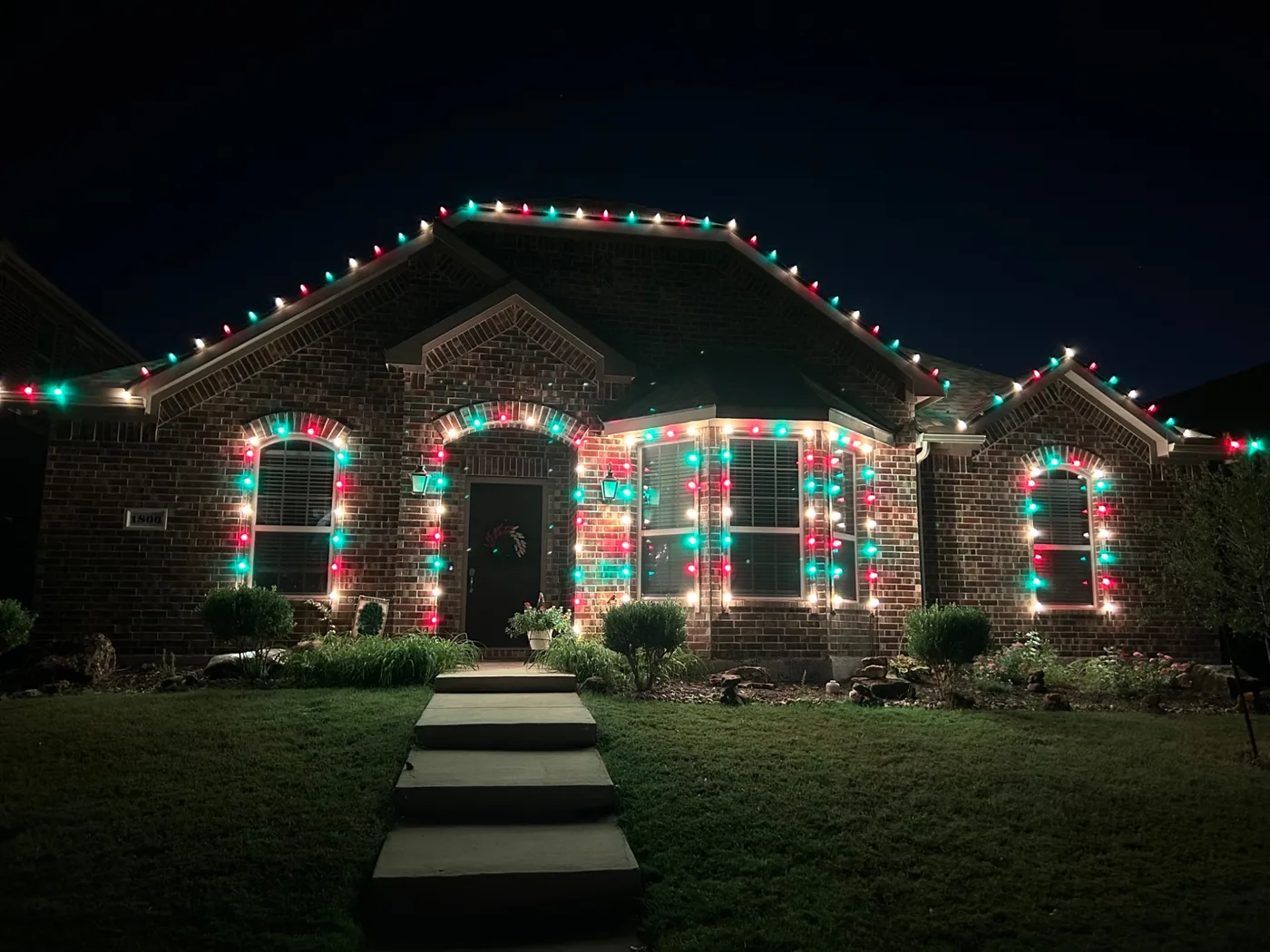 Multicolor architectural holiday lighting