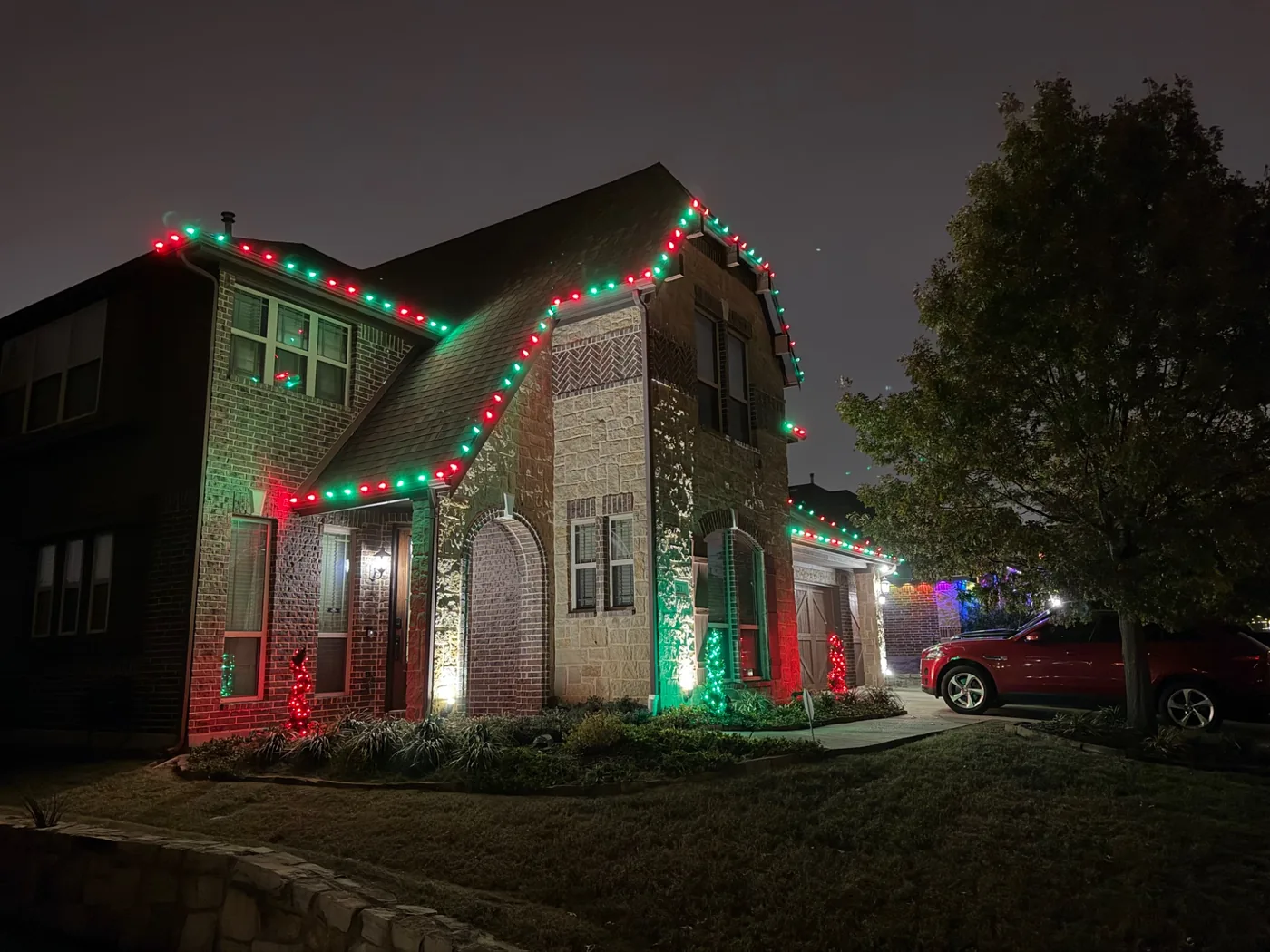 Red and green roofline display